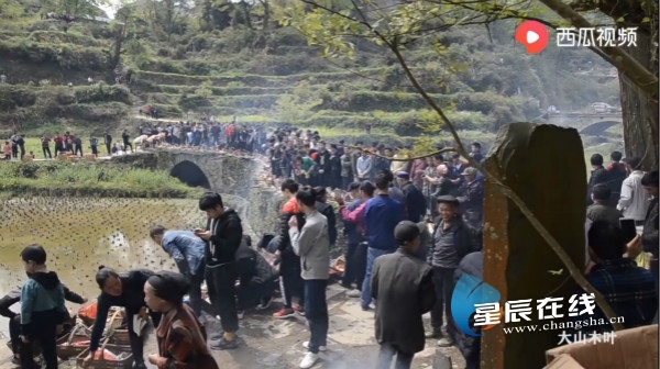 诗话桥 |李秋颐:苗寨祭桥节——神秘的传统民俗,你get到了吗? 诗话桥 |李秋颐:苗寨祭桥节——神秘的传统民俗,你get到了吗?