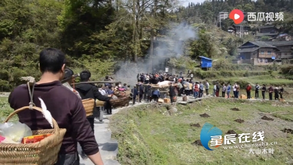 诗话桥 |李秋颐:苗寨祭桥节——神秘的传统民俗,你get到了吗? 诗话桥 |李秋颐:苗寨祭桥节——神秘的传统民俗,你get到了吗?